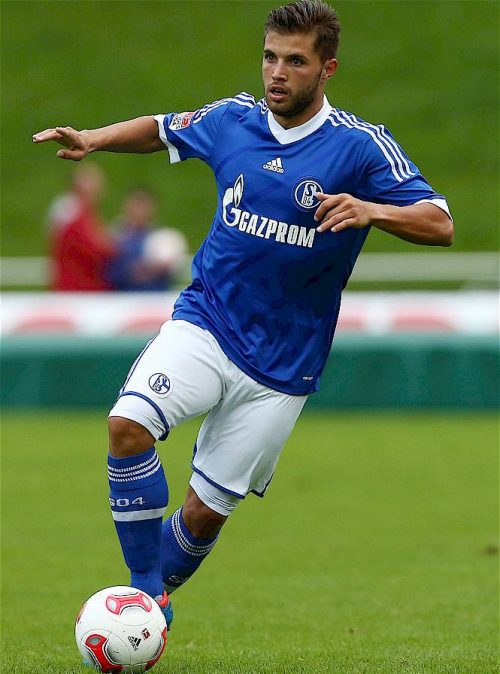 Ο Βασίλης Πλιάτσικας με τη φανέλα της Σάλκε